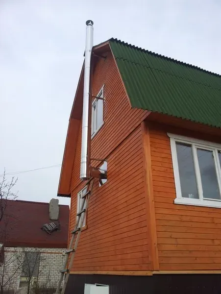 Смонтированный утеплённый дымоход по фасаду частного дома